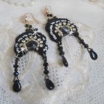 BO Féerie Black sont brodées avec des Cristaux de Swarovski, des chatons crystal, des perles rondes facettées aplaties, des Bugles twistés et des rocailles